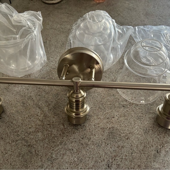 Brand new Bathroom Light Fixture with 3 lights - Picture 3 of 5